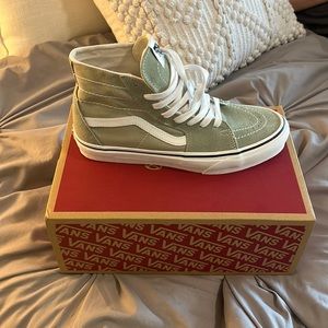 Never worn Vans Sk8-Hi Tapered Shoe